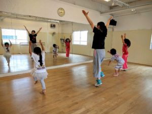 川崎 ダンススタジオ で Smiley Global Kids Dance